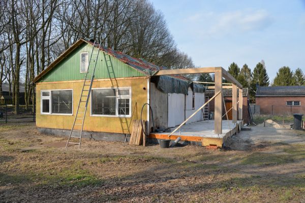 Eiken palen plaatsen